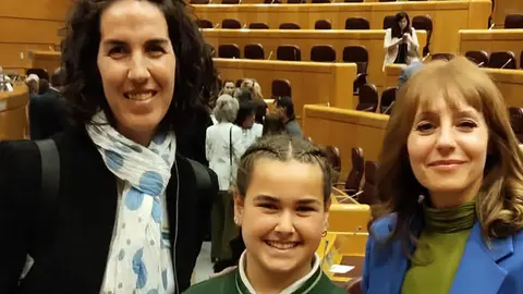 Valeria Aristizabal junto a su profesora Iris Alfaro y la periodista Macarena Berl&iacute;n