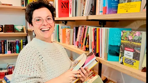 Marta N&uacute;&ntilde;ez, due&ntilde;a de la librer&iacute;a Idazti de Tafalla, en su establecimiento