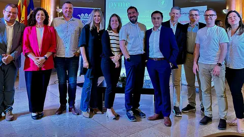 Ana Sanz Campos, Carolina &Aacute;lvarez y Jos&eacute; Antonio Docando junto a miembros de la corporaci&oacute;n municipal de Tarazona, conferencistas y participantes