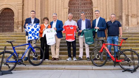 Presentaci&oacute;n en Alfaro de la novena etapa de La Vuelta 2025 con autoridades y organizadores 1