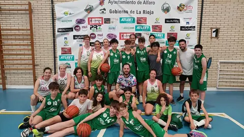 Partido amistoso entre el infantil masculino y sus familias, un momento especial para compartir y disfrutar juntos