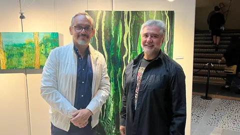 El director de UNED Tudela, Luis Fern&aacute;ndez, junto al autor de la exposici&oacute;n Juanjo Mart&iacute;n