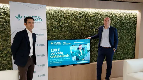 De izquierda a derecha, Ra&uacute;l Santos, responsable de Marketing de Caja Rural de Navarra y Javier Mart&iacute;nez, director de Acci&oacute;n Social de Caja Rural de Navarra en la presentaci&oacute;n de