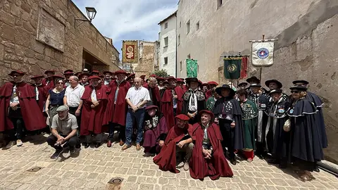 La Cofrad&iacute;a del Vino de Navarra celebr&oacute; el domingo 22 de junio, su trig&eacute;simo cuarto Solemne Gran Cap&iacute;tulo en la localidad de Dicastillo. El acto estuvo presidido por el alcalde de la villa, Miguel &Aacute;ngel Rem&iacute;rez, el consejero de Desarrollo Rural y Medio Ambiente del Gobierno de Navarra, Jos&eacute; Mari Aierdi, y el presidente de la Cofrad&iacute;a del Vino de Navarra, David Palacios