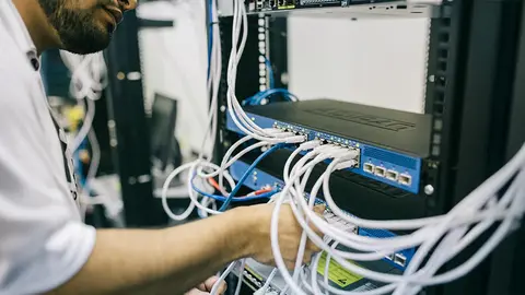 Joven realizando trabajos inform&aacute;ticos, una de las ofertas educativas del nuevo ETI San Juan
