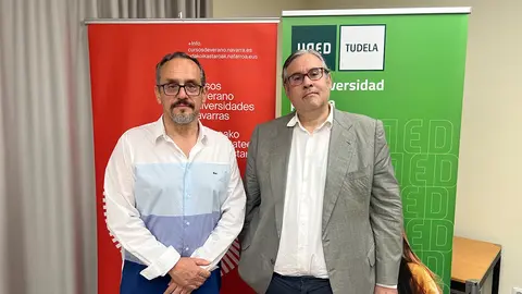 Juan Manuel de Prada junto con Luis J. Fern&aacute;ndez, director de la UNED Tudela, tras la conferencia en los Cursos de Verano 2025