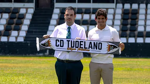 El presidente Ram&oacute;n L&aacute;zaro junto al nuevo t&eacute;cnico H&eacute;ctor Urqu&iacute;a
