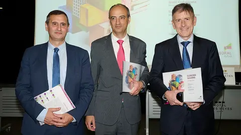 Javier Cortajarena, director Territorial de LABORAL Kutxa; Ibon Urgoiti, director de Desarrollo de Negocio; y Joseba Madariaga, director del Departamento de Estudios de la entidad