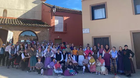 El D&iacute;a de la Comarca se adelant&oacute; este a&ntilde;o al mes de mayo en Vierlas con andada, teatro, jotas y un tributo a Melendi