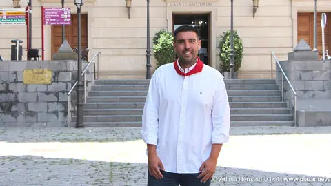 Mart&iacute;n L&oacute;pez Villacast&iacute;n adem&aacute;s de ser concejal en el Ayuntamiento es tambi&eacute;n miembro de la Pe&ntilde;a La Revolvedera