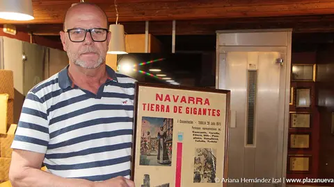 Celes Sebasti&aacute;n con el cartel de la gigantada de 1975, edici&oacute;n que este a&ntilde;o ser&aacute; homenajeada