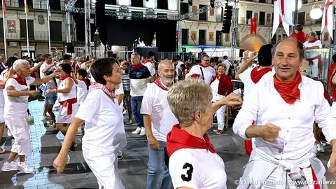 El Baile de la Era marca cada a&ntilde;o el preludio a las noches musicales en la plaza de los Fueros