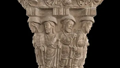 En el claustro, el capitel 18 representa la cena de Ema&uacute;s