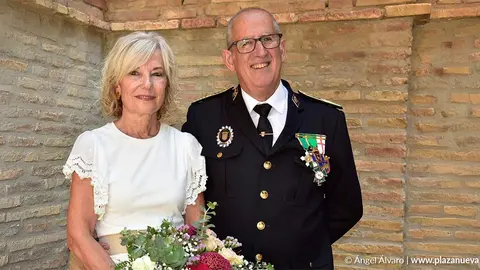 Juan Cruz Ruiz y su esposa con una condecoraci&oacute;n recibida