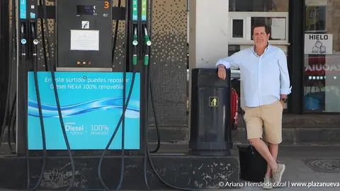 Luis Segura Casado, tercera generaci&oacute;n al frente del negocio familiar, junto a uno de los surtidores de su gasolinera en Tudela