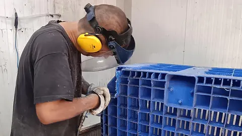 Operarios trabajando en el espacio (AMIMET) de reciclaje y reutilizaci&oacute;n de pl&aacute;sticos t&eacute;cnicos 