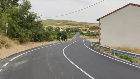 Renovaci&oacute;n de firme y ampliaci&oacute;n de la carretera