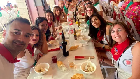 Laura Ira&ntilde;eta Concejal de Festejos del Ayuntamiento de Cabanillas en una comida junto a su cuadrilla