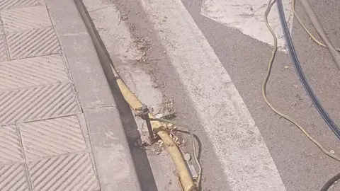 Picas de toma tierra clavadas en el asfalto