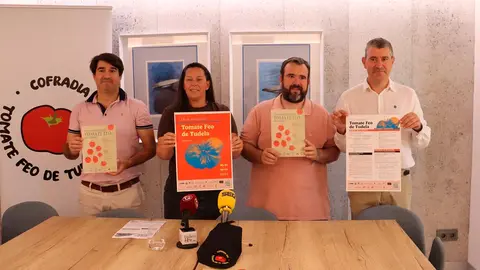 En la presentaci&oacute;n de la Feria del Tomate Feo estuvieron Une Garc&iacute;a, concejala de Turismo del Ayuntamiento de Tudela; Luis Salcedo y Alfonso Arregui, presidente y miembro de la Cofrad&iacute;a del Tomate Feo; y Eusebio S&aacute;ez, del Consorcio EDER.