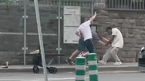 Momento en el que el delincuente intenta robar el tel&eacute;fono m&oacute;vil
