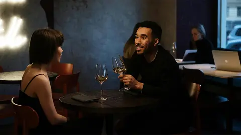 cena romantica intima brindis