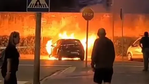 La Polic&iacute;a Local de Tudela intervino en el incendio de un coche en la calle Carlos III que qued&oacute; siniestro total