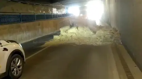 Un tr&aacute;iler cargado de paja perdi&oacute; parte de su carga en un t&uacute;nel de Cortes y oblig&oacute; a cortar un carril de la NA-5200
