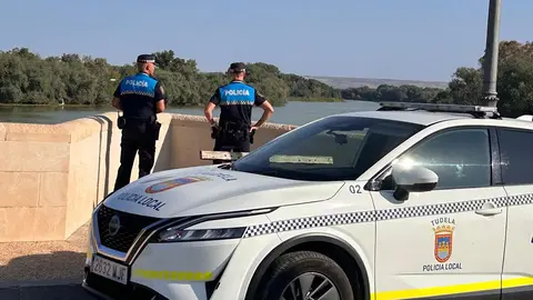 Polic&iacute;a Local en el puente del Ebro de Tudela