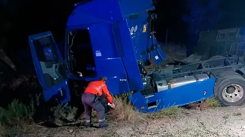 As&iacute; qued&oacute; el cami&oacute;n tras colisionar con un turismo en el tr&aacute;gico accidente registrado esta madrugada en Olite