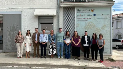 La directora general Basterra y resto de participantes, ante la oficina de Nasuvinsa en Tudela, que alberga la Ventanilla &Uacute;nica de Energ&iacute;a