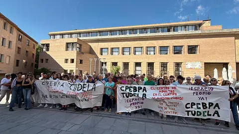 Alumnos y profesorado del CEBA de Tudela se concentran frente a la Escuela Oficial de Idiomas