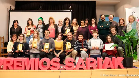 Profesionales, representantes de entidades y alumnado premiado en la IV Jornada de Prensa Local