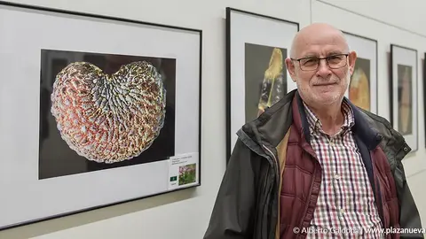 Cruz Miguel Babace, junto su exposici&oacute;n &lsquo;Semillas&rsquo;, en la Casa de Cultura de Peralta