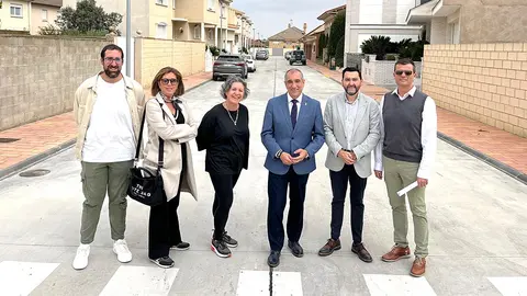 El consejero Chivite, junto a responsables del Ayuntamiento, en una de las calles renovadas