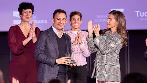 El director Alejandro Amen&aacute;bar recibe el reconocimiento, acompa&ntilde;ado por la Reina Letizia, la Presidenta Chivite y la ministra Saiz