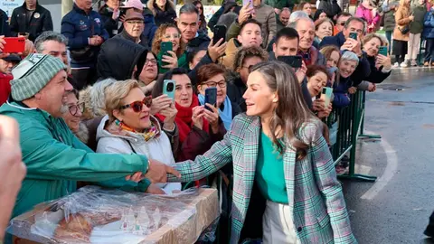 Alfonso Baigorri entreg&oacute; un rosc&oacute;n de Reyes de gran tama&ntilde;o a la reina Letizia durante la visita al Cine Moncayo el martes