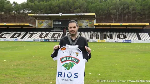 El presidente Ram&oacute;n L&aacute;zaro con la el&aacute;stica del CD Tudelano 