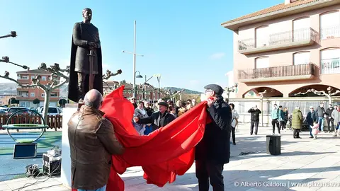 El alcalde de Andosilla, Jos&eacute; Manuel Ter&eacute;s, y el presidente de TEDER, Jos&eacute; Antonio Zudaire, descubriendo la escultura