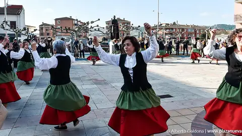 El grupo de danzas de Andosilla bailaba al ritmo de los gaiteros