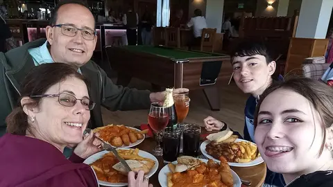 Carlos Acarreta Troyas y su familia