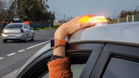 El V16 es un dispositivo de prese&ntilde;alizaci&oacute;n de accidentes que viene a sustituir a los cl&aacute;sicos tri&aacute;ngulos para indicar que el veh&iacute;culo ha quedado inmovilizado en la calzada o que su carga se encuentra ca&iacute;da sobre la misma