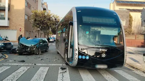 Accidente en el cruce de Bail&iacute;o con R&iacute;o de la Cuesta en Tudela donde un coche embisti&oacute; a un autob&uacute;s urbano. Ocupantes ilesos, pero da&ntilde;os materiales cuantiosos