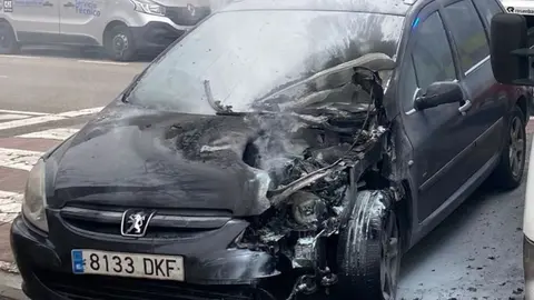 Veh&iacute;culo calcinado en la calle Maule&oacute;n