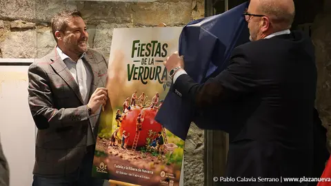 El alcalde de Tudela, Alejandro Toquero, y el presidente de la Orden, Celes Sebasti&aacute;n, destapando el cartel de las fiestas de la verdura de este a&ntilde;o
