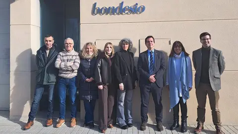 El consejero Irujo y el director general de Comercio, Pablo Ezkurra, junto a representantes de Bondesio en su visita a la empresa