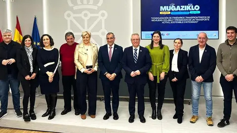 Autoridades presentes en el encuentro mantenido hoy en torno al proyecto europeo Mugaziklo