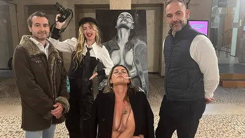 Bajo unos velos apareci&oacute; una modelo sentada en una silla que, al descubrirse, mostr&oacute; la misma pose que uno de los cuadros expuestos en un caballete situado detr&aacute;s