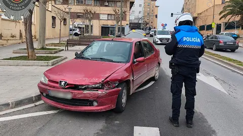 Polic&iacute;a Local de Tudela supervisando el control de tr&aacute;fico en Avenida del Barrio, con 9 sanciones a conductores