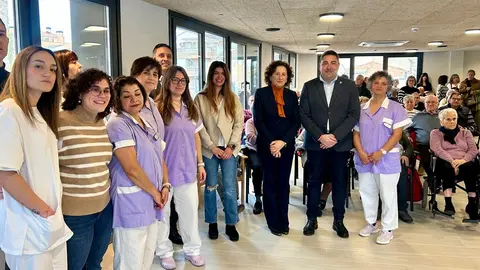 La consejera Maeztu junto al alcalde de Ribaforda, Tirso Calvo, y personal del centro de d&iacute;a de Ribaforada en el acto de inauguraci&oacute;n celebrado hoy